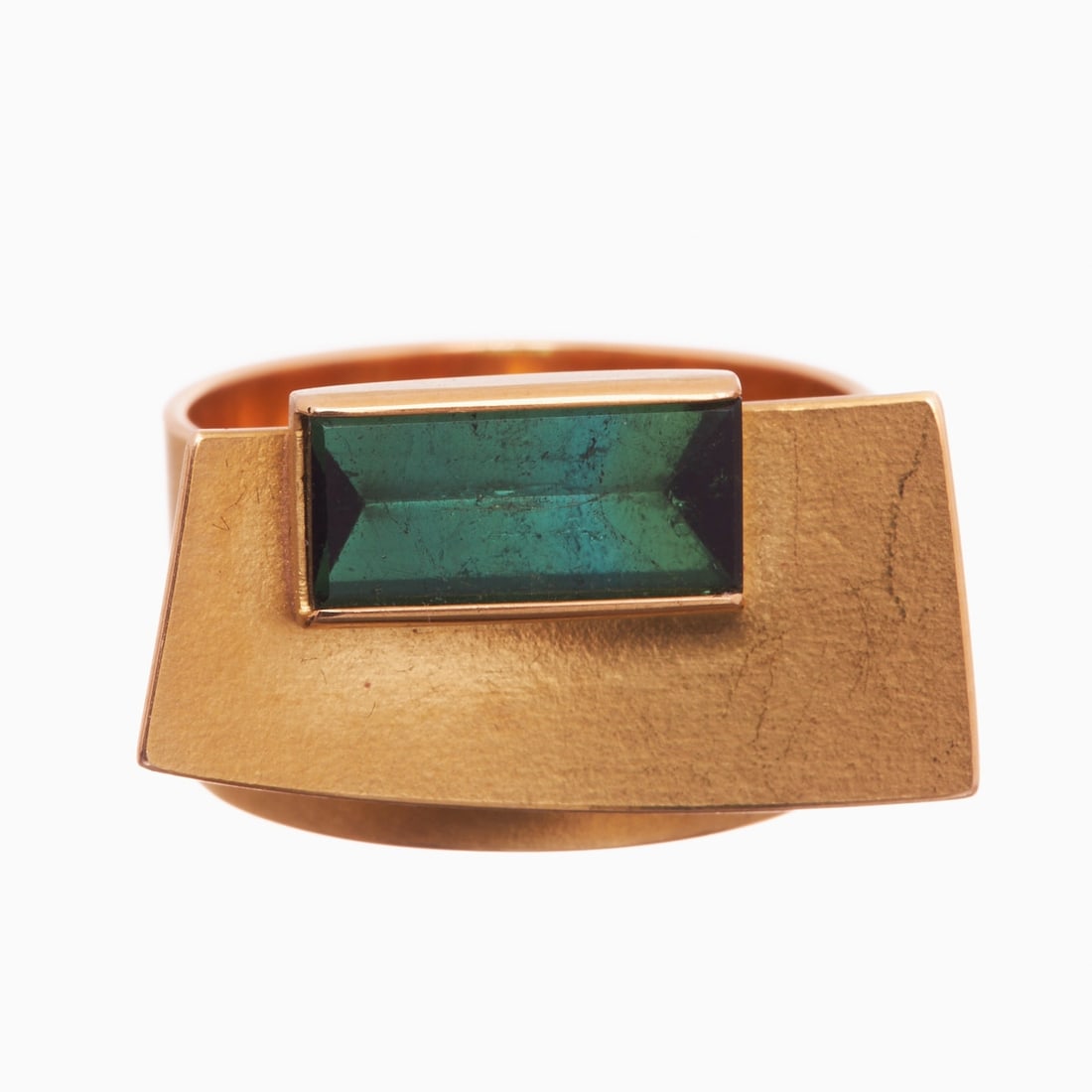 Ring with Tourmaline: Ring with Tourmaline Bitter company, Hanover. 750/- yellow gold, stamped. Handmade. Weight: 9.3 g. Hallmark: HB. 1 tourmaline in baguette cut (approx. 11 x 5.1 x 2.2 mm). Ring size 56. Very good