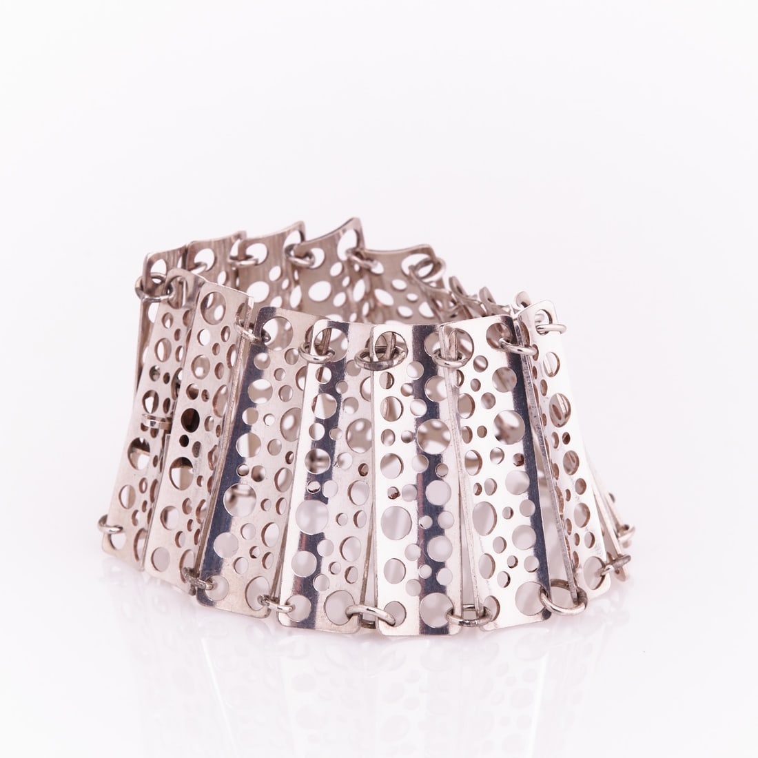 Finnish Design Bracelet: Finnish Design Bracelet Design: Liisa Vitali. Manufacturing: Nils Westerback, Helsinki. Model "Pitsi", 1974. 925/- silver, stamped. Weight: 31.2 g. Hallmark. 925 S, crown, V7. Length approx.