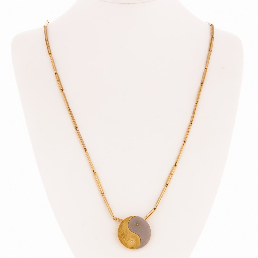 Wilhelm Buchert - Designer Jewelry: Long Bar-Link Chain with Pendant - Yin and Yang: Designer Jewelry: Long Bar-Link Chain with Pendant - Yin and Yang Design: Wilhelm Buchert (1939 Zwickau - 2023 Kiel) Unique piece. 900/- fine gold and 950/- platinum, stamped. Total weight: 40.2 g.