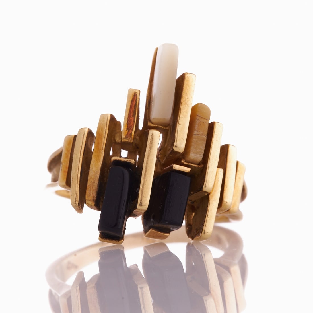 Ring with Onyx: Ring with onyx Mid-Century, approx. 1960s. 750/- yellow gold, stamped. Weight: 9 g. Hallmarks: 750. Onyx and mother-of-pearl. Ring size 57. Good condition. Decorative Mid-Century ring made of 750/- ye