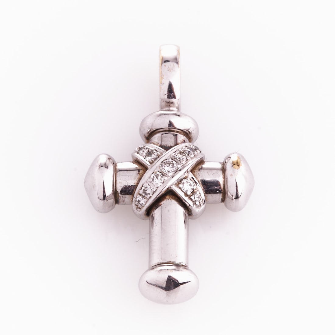 Cross pendant with brilliant-cut diamonds: Cross pendant with brilliant-cut diamonds Handmade. 750/- white gold, stamped. Weight: 22.1 g. Hallmarks: 750, LW, 0.35 ct. 11 brilliant-cut diamonds totaling approx. 0.35 ct (w/vsi-si). Dimensions: 4