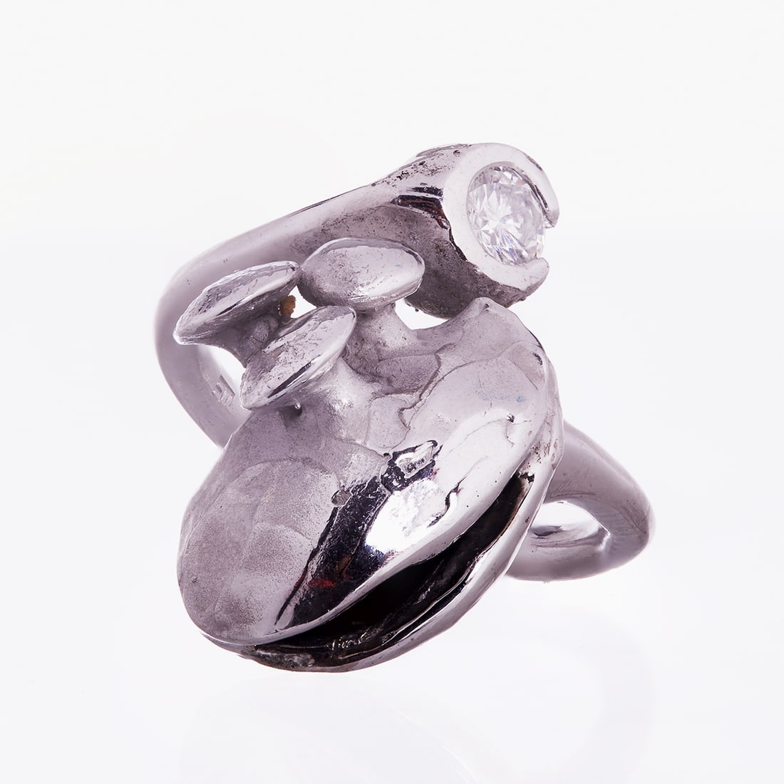 Wilhelm Buchert - Author's jewellery: Ring with a bud-shaped flower and brilliant-cut diamonds: Author's jewellery: Ring with a bud-shaped flower and brilliant-cut diamonds Design: Wilhelm Buchert (1939 Zwickau - 2023 Kiel) Unique piece. 750/- white gold, stamped. Weight: 12.6 g. Maker's mark an