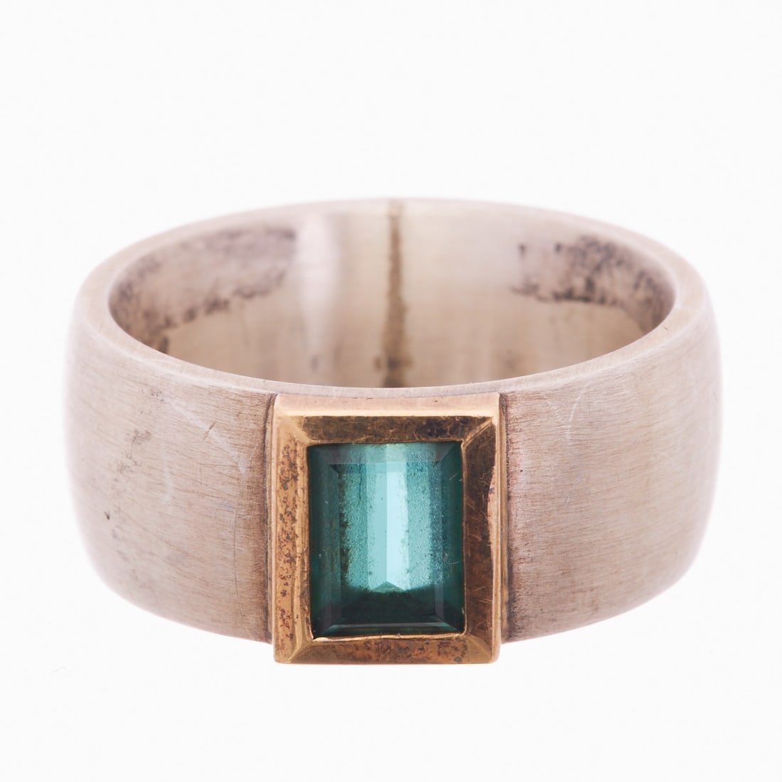 Baguette-cut tourmaline ring in silver: Baguette-cut tourmaline ring in silver 925/- silver, stamped. Hallmarks. Weight: 16.4 g. Hallmarks. 1 baguette-cut tourmaline (7.17 x 6.19 x 4.13 mm), approx. 1.27 ct. Ring size 57. W. 9.6 mm. Good