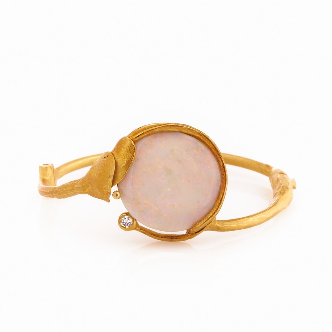 Wilhelm Buchert - Author's jewellery: Floral bangle with large precious opal and brilliant-cut: Author's jewellery: Floral bangle with large precious opal and brilliant-cut diamond Design: Wilhelm Buchert (1939 Zwickau - 2023 Kiel) Unique piece. 750/- yellow gold, stamped. Total weight: 41.2 g. 