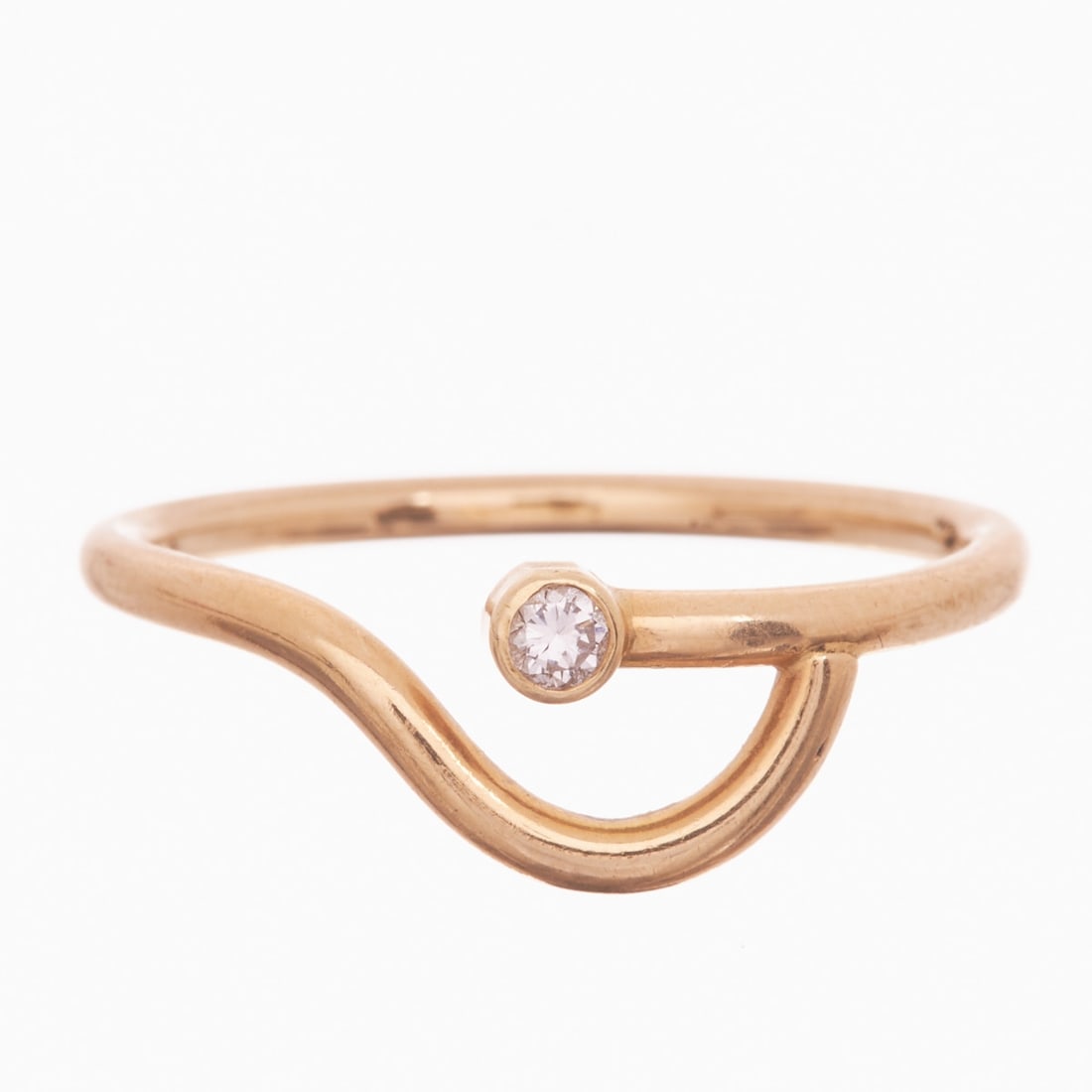 Modern brilliant-cut diamond ring: Modern brilliant-cut diamond ring 585/- yellow gold, stamped. Weight 2.3 g. 1 brilliant-cut diamond approx. 0.1 ct (w/vsi-si). Ring size 56. Very good condition. In a dynamic, asymmetrical design with