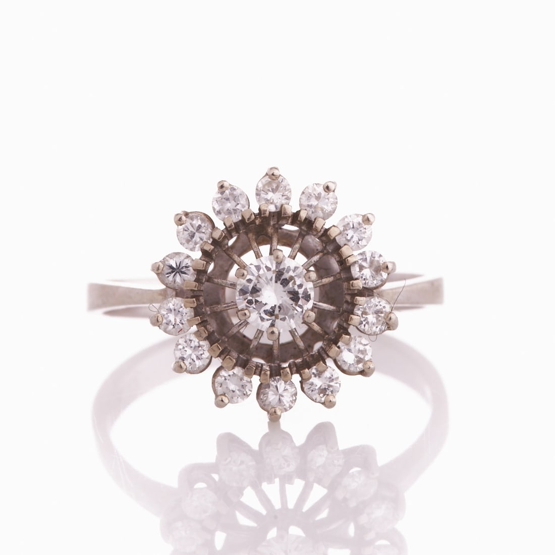 Brilliant-cut diamond ring in floral shape: Brilliant-cut diamond ring in floral shape 585/- white gold, hallmarked. Weight: 3.4 g. 15 brilliant-cut diamonds totaling approx. 0.75 ct (Tw-w/vsi-si). Ring size 58. Very good condition. Brilliant-c