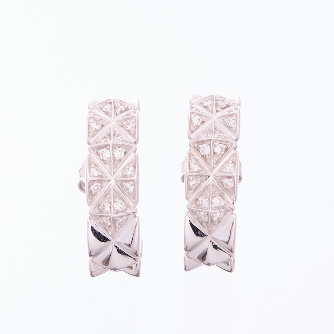 CHIMENTO - Pair of hoop earrings with diamond setting: CHIMENTO - Pair of hoop earrings with diamond setting Company Chimento, Italy. 750/- white gold, hallmarked. Weight: 10.7 g. Hallmark: CO (Chimento). Various diamonds totaling approx. 0.36 ct. L. 2 cm