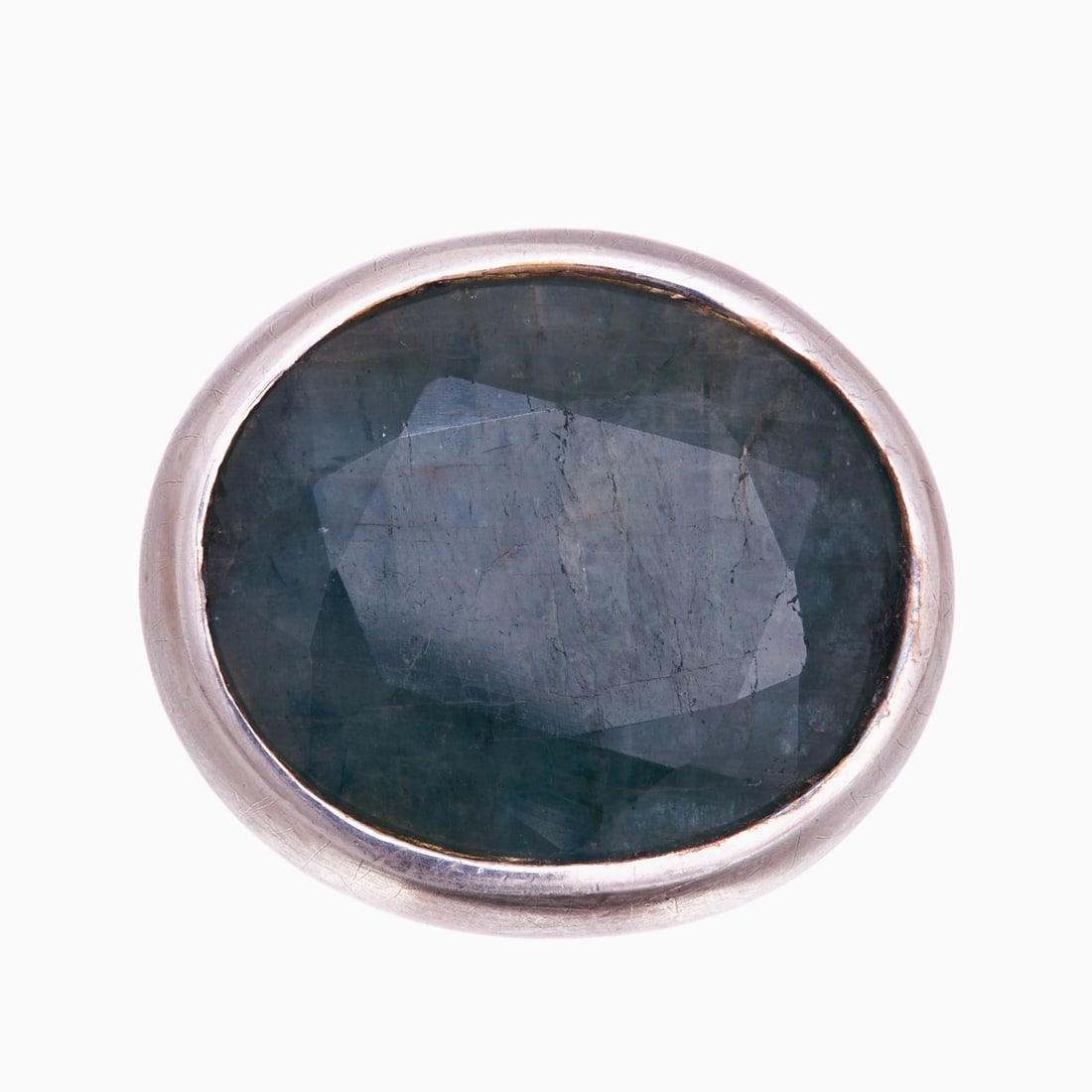 Silver ring with oval emerald: Silver ring with oval emerald 925/- silver, hallmarked. Weight: 39.6 g. 1 oval-cut emerald, dimensions approx. 2.4 x 3 x 0.9 cm. Signs of wear.