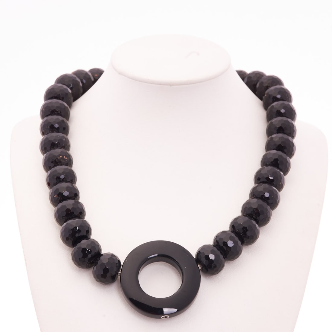 Fashion pearl necklace made of agate: Fashion pearl necklace made of agate Black colored stone beads, likely agate. Weight: 148 g. Length approx. 45 cm. Bead diameter approx. 1.5 cm. Clasp ring with two sockets, making the style