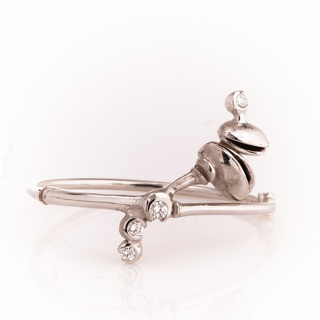 Wilhelm Buchert - Designer Jewelry: Floral Bangle with Brilliant-Cut Diamonds in White Gold: Designer jewelry: Floral bangle with brilliant-cut diamonds in white gold Design: Wilhelm Buchert (1939 Zwickau - 2023 Kiel) Unique piece. 750/- white gold, stamped. Total weight: 42.3 g. Hallmarks: