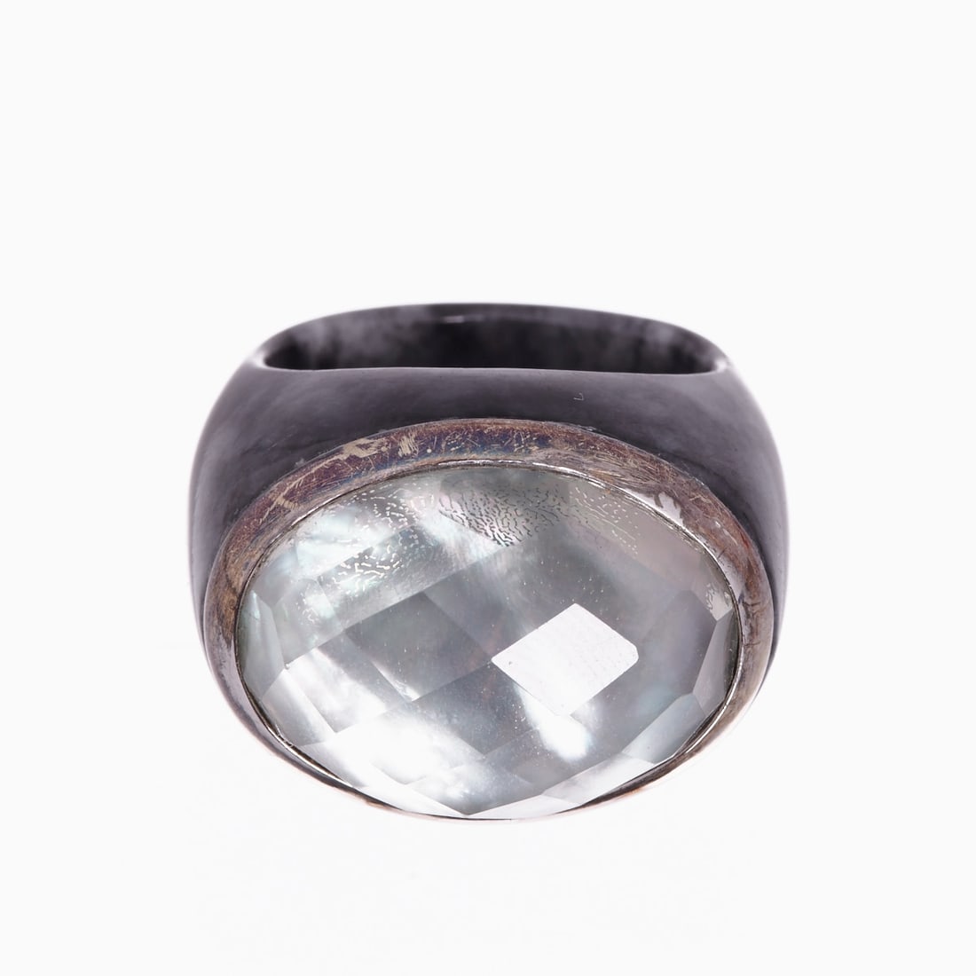 Ring with Quartz and Agate: Ring with quartz and agate 585/- white gold, stamped: 14K. Setting with an oval quartz cabochon, approx. 1.9 × 1.5 cm. Ring band made of agate. Ring size 57. Good condition.