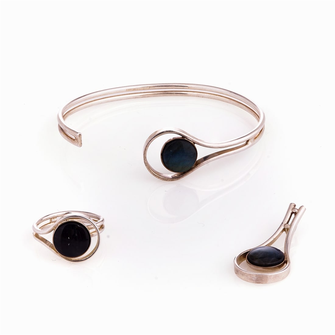 Finnish Designer Jewelry Set: Finnish designer jewelry set Finland. 925/- silver, stamped. Total weight: 18.2 g. Hallmarks: 925S. manufacturer Finland. 3 labradorites in cabochon cut. Ring size 54. Inner dimensions 5 x 6 cm.
