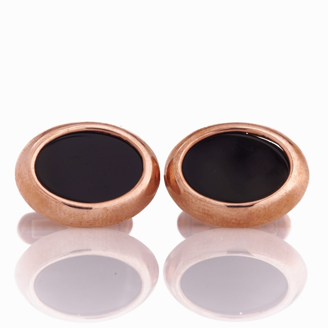 Pair of Onyx Cufflinks: Pair of onyx cufflinks 375/- rose gold, stamped. Total weight: 10.8 g. 2 onyx. Dimensions: 1.8 x 1.4 cm. Very good condition.