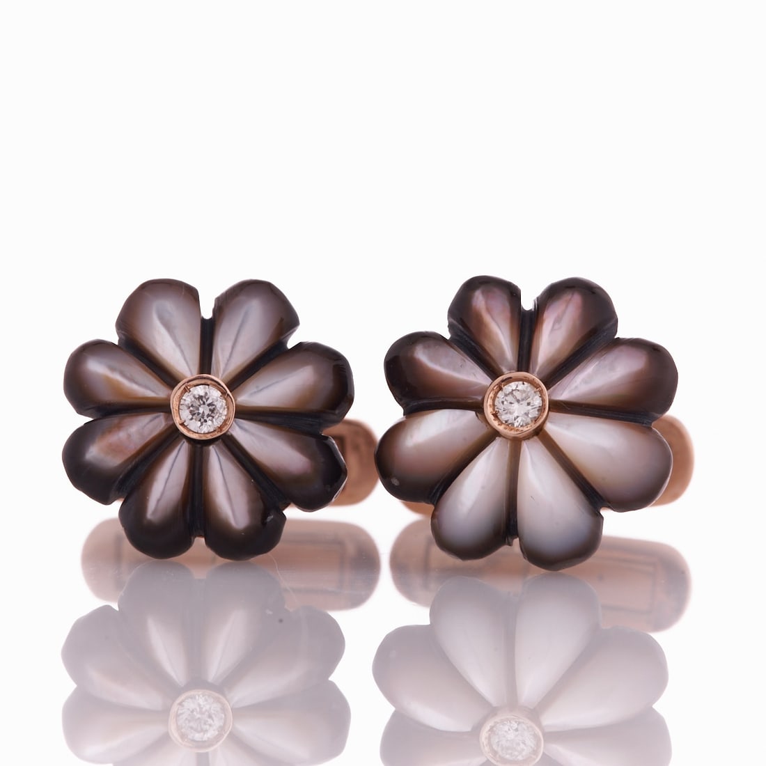 Pair of Mother-of-Pearl and Diamond Cufflinks: Pair of mother-of-pearl and diamond cufflinks 375/- rose gold, stamped. Total weight: 7.5 g. 2 mother-of-pearl (D. 14 mm). 2 brilliant-cut diamonds totaling approx. 0.10 ct. D. 1.4 cm. Very good