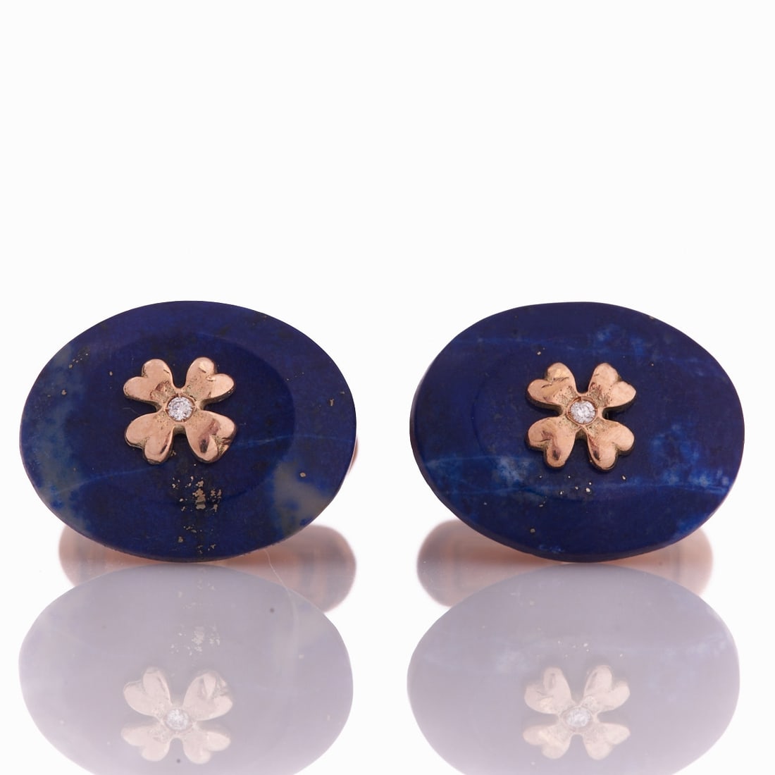 Pair of Lapis Lazuli Cufflinks: Pair of lapis lazuli cufflinks 375/- rose gold, stamped. Total weight: 9.9 g. 2 lapis lazuli (1.6 x 1.3 cm). 2 brilliant-cut diamonds totaling approx. 0.02 ct. Very good condition. Classically