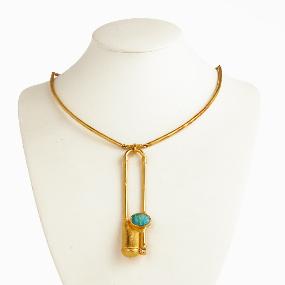 Designer Jewelry: Necklace with Stylized Safety Pin: Designer jewelry: Necklace with stylized safety pin Design: Wilhelm Buchert (1939 Zwickau - 2023 Kiel) Unique piece. 900/- fine gold, unstamped, tested. Total weight: 35.5 g. 1 opal in cabochon cut