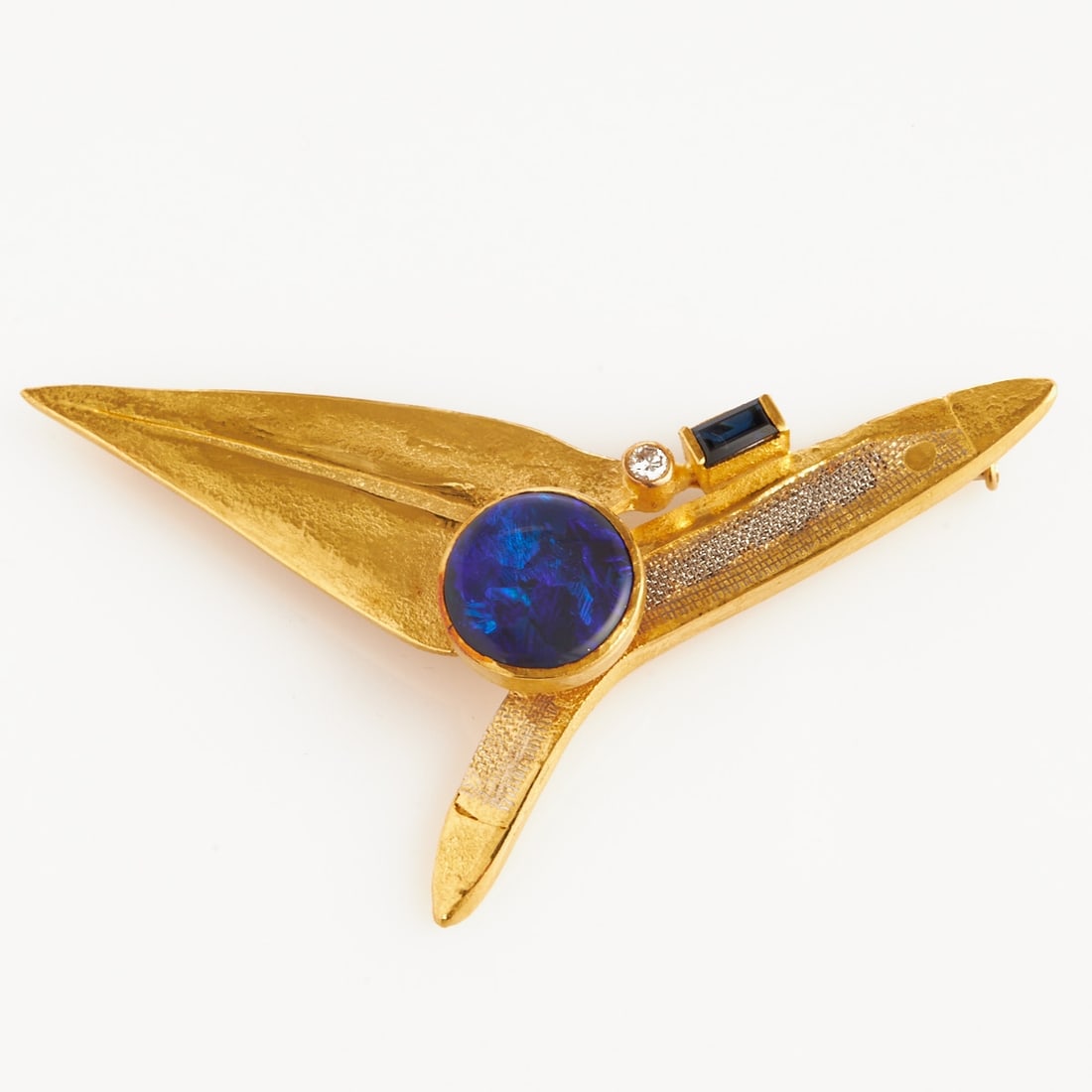 Wilhelm Buchert - Designer Jewelry: Stylized Flower Brooch with Opal, Sapphire and Grid Mesh: Designer jewelry: Stylized flower brooch with opal, sapphire and grid mesh Design: Wilhelm Buchert (1939 Zwickau - 2023 Kiel) Unique piece. 900/- fine gold and 950/- platinum, stamped. Total weight: