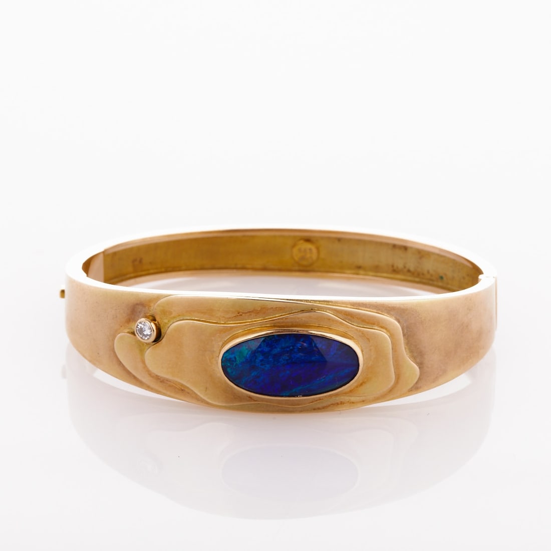 Opal Bangle with Brilliant-Cut Diamonds: Opal bangle with brilliant-cut diamonds Johanna-Irene Stiefel, Celle, 1983 Handmade. 585/- yellow gold, stamped. Total weight: 36.9 g. 1 opal triplet in cabochon cut. 1 brilliant approx. 0.12 ct (tw/v
