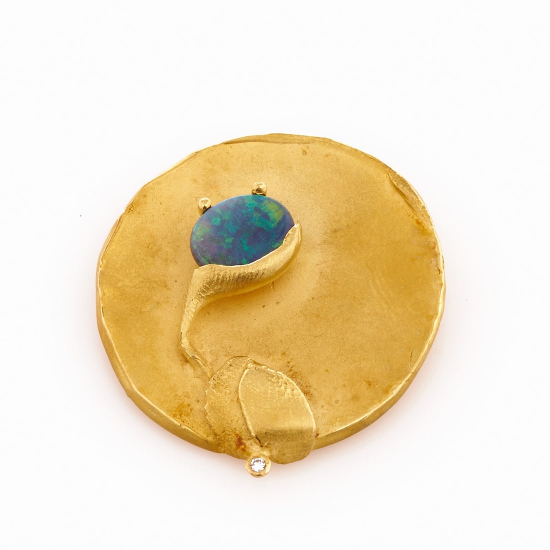 Wilhelm Buchert - Designer Jewelry: Round, Floral Brooch with Opal: Designer jewelry: Round, floral brooch with opal Design: Wilhelm Buchert (1939 Zwickau - 2023 Kiel) Unique piece. 750/- yellow gold, stamped. Total weight: 16.7 g. Hallmark: WB, 750. 1 opal (doublet?)