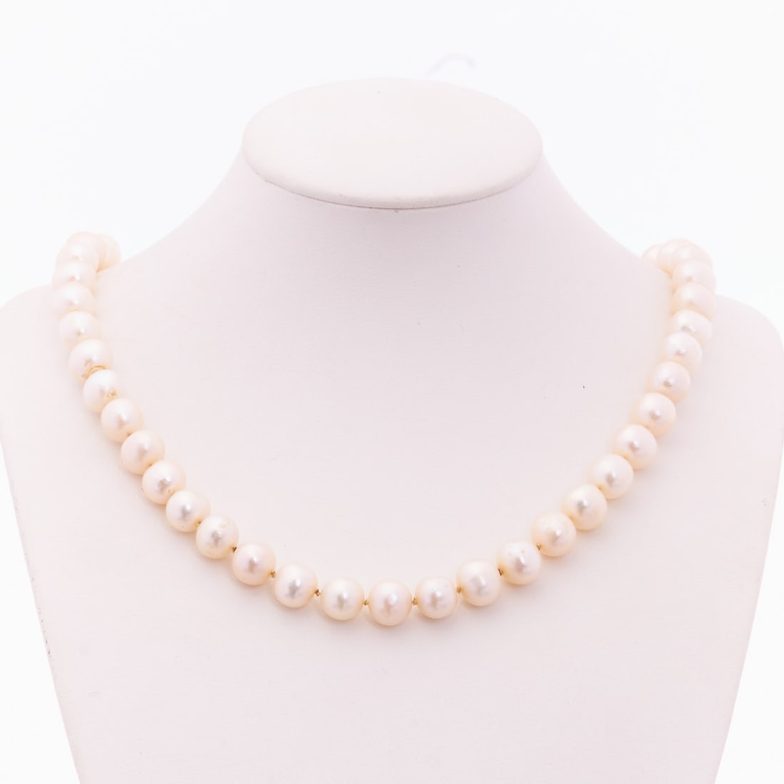 Pearl necklace with oval amethyst clasp: Pearl necklace with oval amethyst clasp 585/- yellow gold, stamped. Weight: 56 g. Probably an egg-shaped amethyst with gold mounting, approx. 1.2 × 1.7 cm. 47 pearls, each with a diameter of