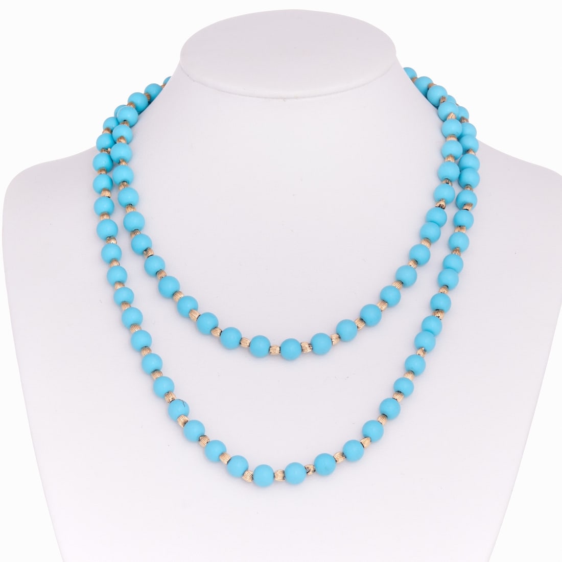 Necklace with turquoise-colored pearls: Necklace with turquoise-colored pearls 585/- yellow gold, stamped. Weight: 26.1 g. Various turquoise-colored pearls. Various gold pieces. L. approx. 80 cm. W. 0.58 cm. Ball clasp. Signs of wear.