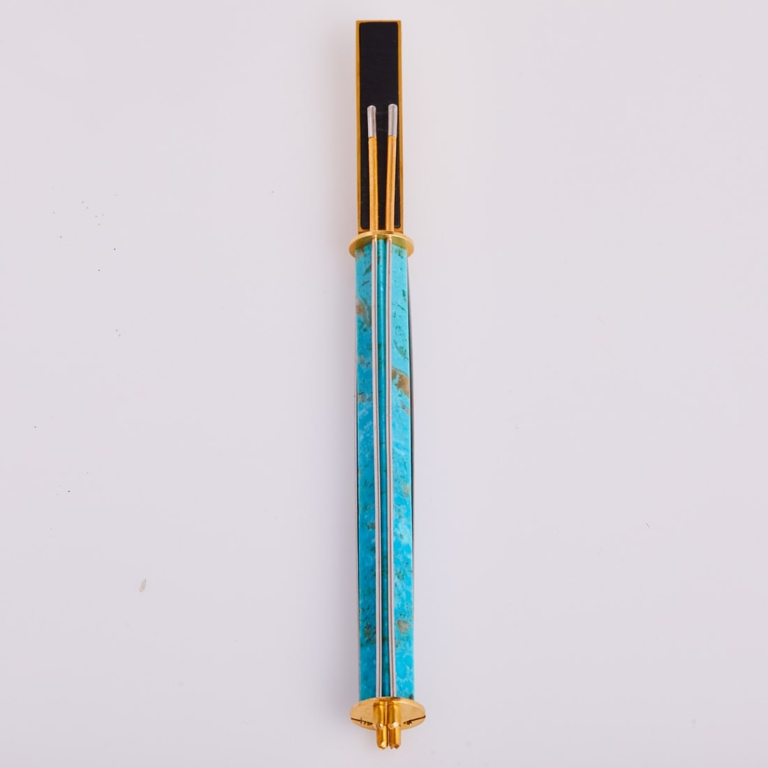 Wilhelm Buchert - Designer Jewelry: Lapel Pin / Bar Pin with Turquoise and Slate: Designer jewelry: Lapel pin / bar pin with turquoise and slate Design: Wilhelm Buchert (1939 Zwickau - 2023 Kiel) Unique piece. 750/- yellow gold and 950/- platinum, stamped. Weight: 25.3 g. Hallmarks