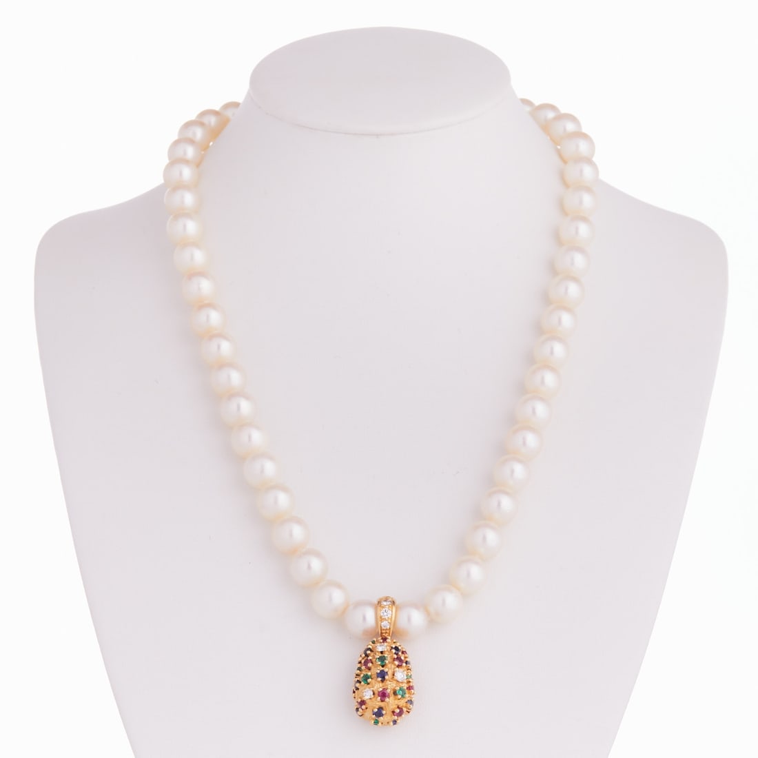 Tutti Frutti Pendant on Pearl Necklace: Tutti Frutti Pendant on Pearl Necklace Atelier Goldbaur, design and production. Handmade. 750/- yellow gold, stamped. Weight: 60.8 g. Hallmark: RB Palme (Goldbaur). 6 brilliant-cut diamonds totaling