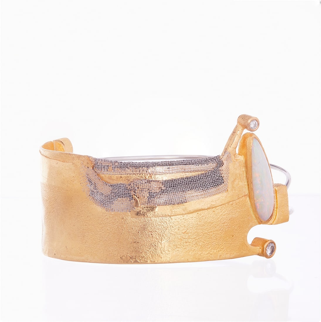 Wilhelm Buchert - Designer Jewelry: Bangle with Opal and Brilliant-cut Diamonds: Designer Jewelry: Bangle with Opal and Brilliant-cut Diamonds Design: Wilhelm Buchert (1939 Zwickau - 2023 Kiel) Unique piece. 900/- fine gold and 950/- platinum, stamped. Weight: 49.2 g. Maker's