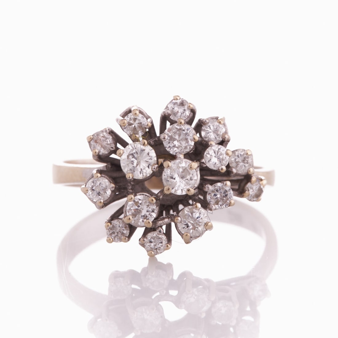 Brilliant-cut Diamond Ring with Brilliant-cut Diamonds: Brilliant-cut Diamond Ring with Brilliant-cut Diamonds 585/- white gold, stamped. Weight: 4.1 g. 16 brilliant-cut diamonds totaling approx. 0.8-1 ct (w-cr/si-p). Ring size 58. Good condition.