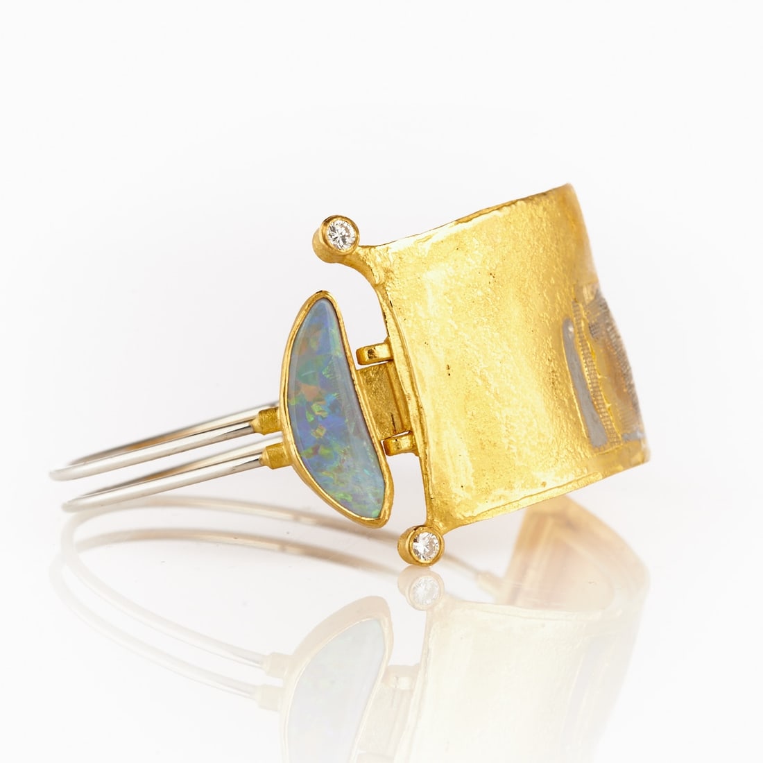 Wilhelm Buchert - Designer Jewelry: Bracelet with Brilliants and Opal, and Net Structure: Designer Jewelry: Bracelet with Brilliants and Opal, and Net Structure Design: Wilhelm Buchert (1939 Zwickau - 2023 Kiel) Unique piece, from 1987. 900/- fine gold and 950/- platinum, stamped. Total