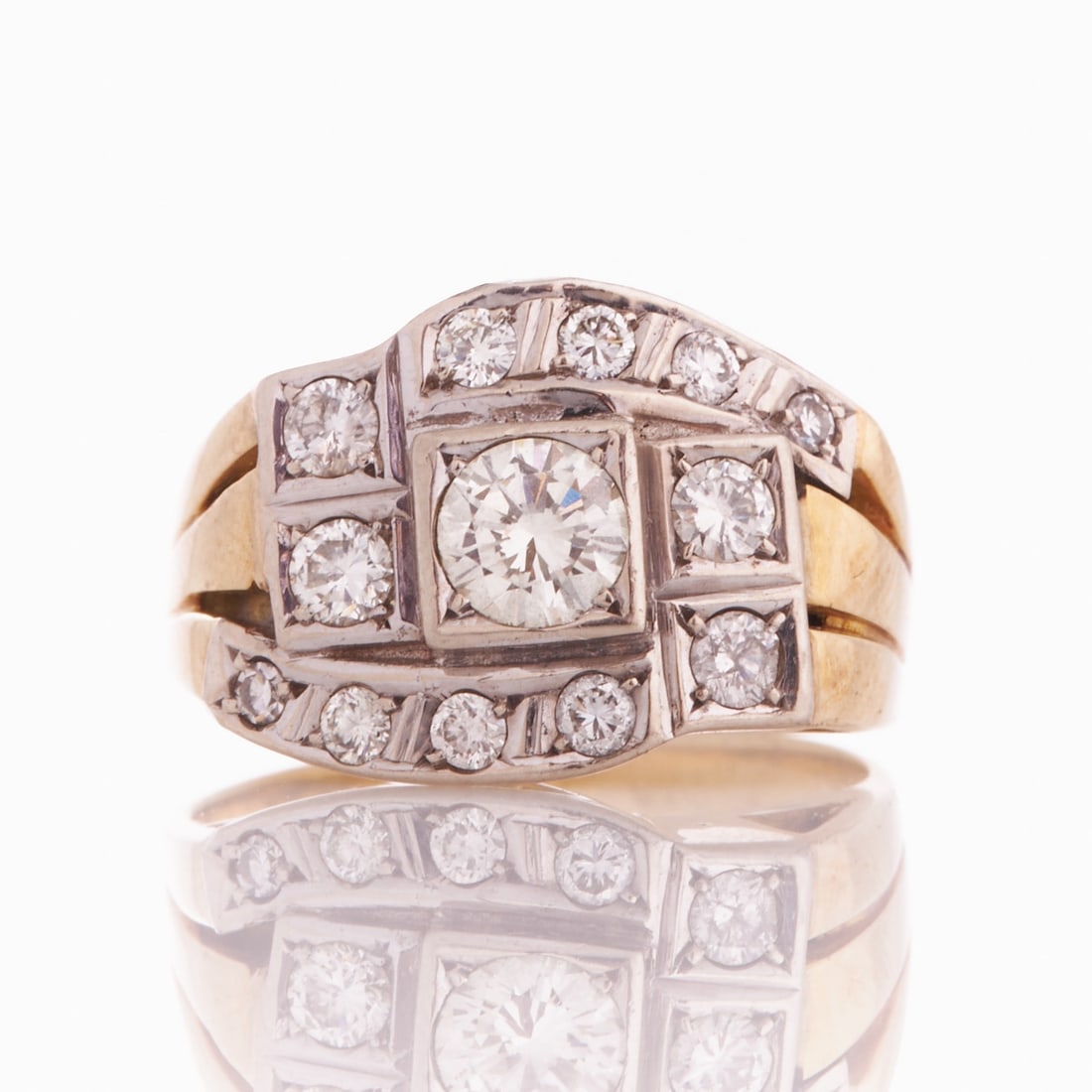 Diamond Ring in the Style of the 1930s: Diamond Ring in the Style of the 1930s Mid-Century. 585/- yellow gold and white gold, stamped. Total weight: 9.2 g. 1 larger brilliant approx. 0.5-0.6 ct and approx. 10 brilliants totaling approx. 0.5