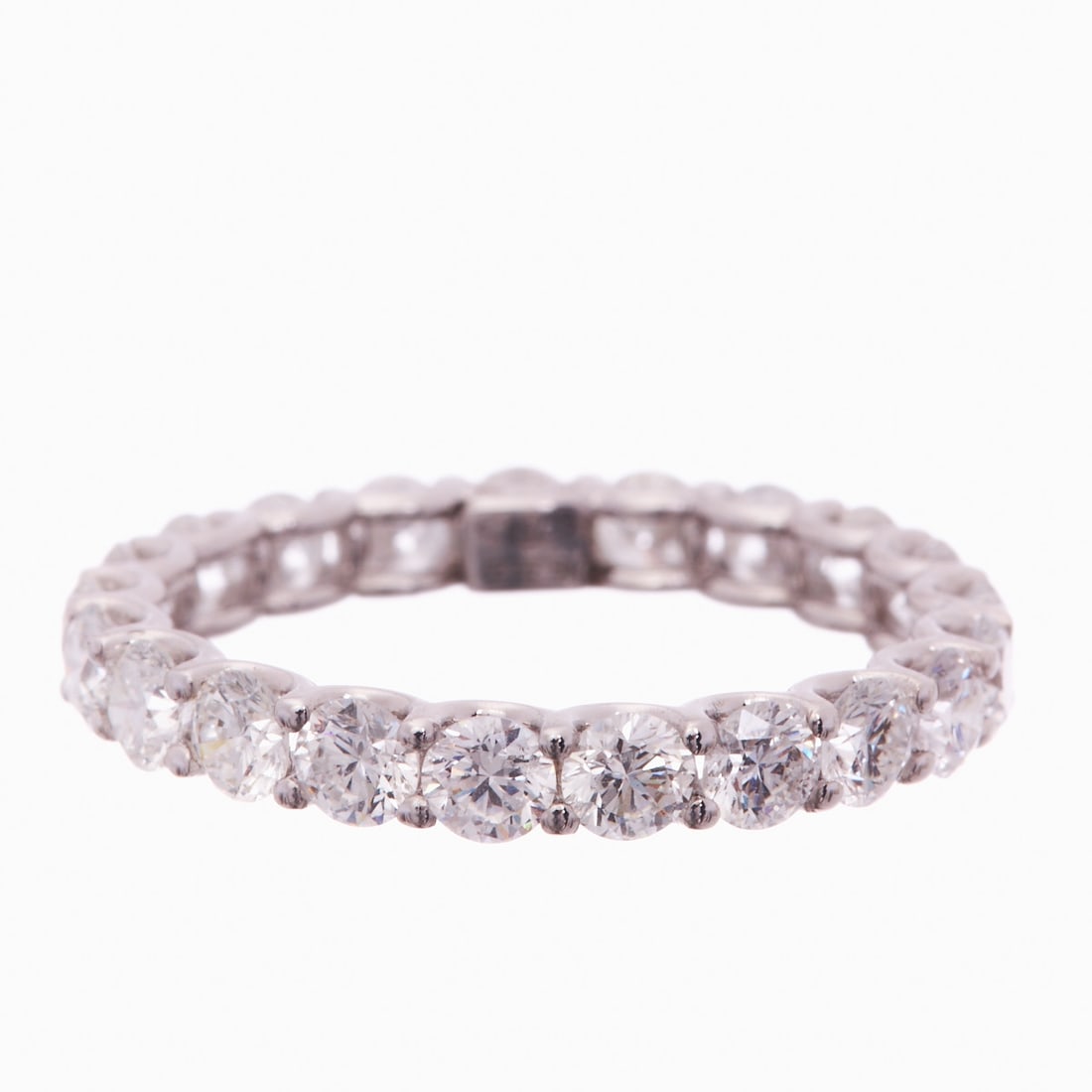 Diamond Eternity Ring: Diamond Eternity Ring 750/- gold. Total weight: 2.27 g. 21 diamonds totaling approx. 2.51 ct, each approx. 3.1 mm. Ring size 56. Very good condition. Elegant eternity ring with diamonds set all