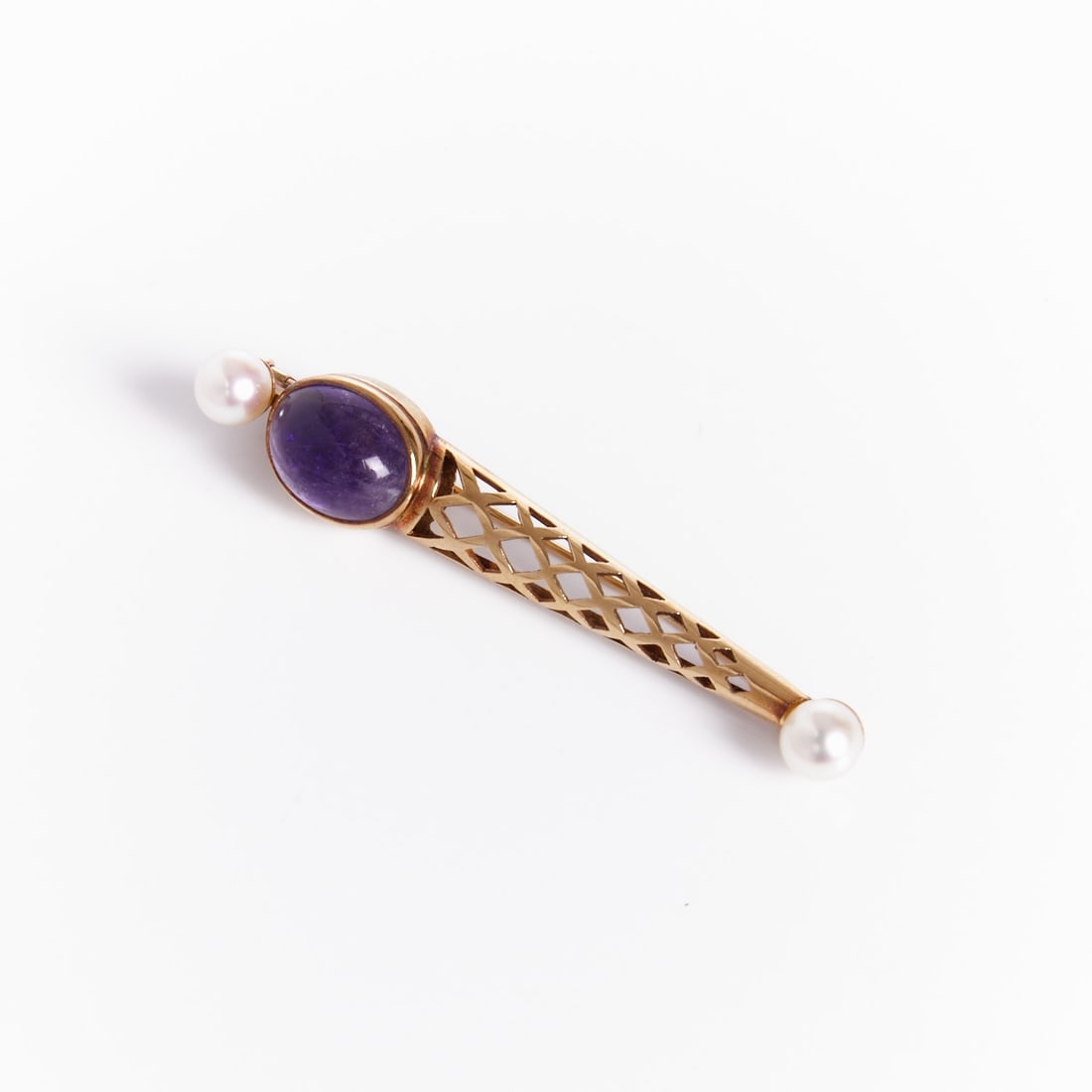 Amethyst Pin with Pearls: Amethyst Pin with Pearls 585/- yellow gold, stamped. Weight: 6 g. 1 cabochon-cut amethyst (12 x 9 x 6 mm). 2 cultured pearls. Length: 6 cm. Width: 1.1 cm. Pin with safety slide. Good condition.