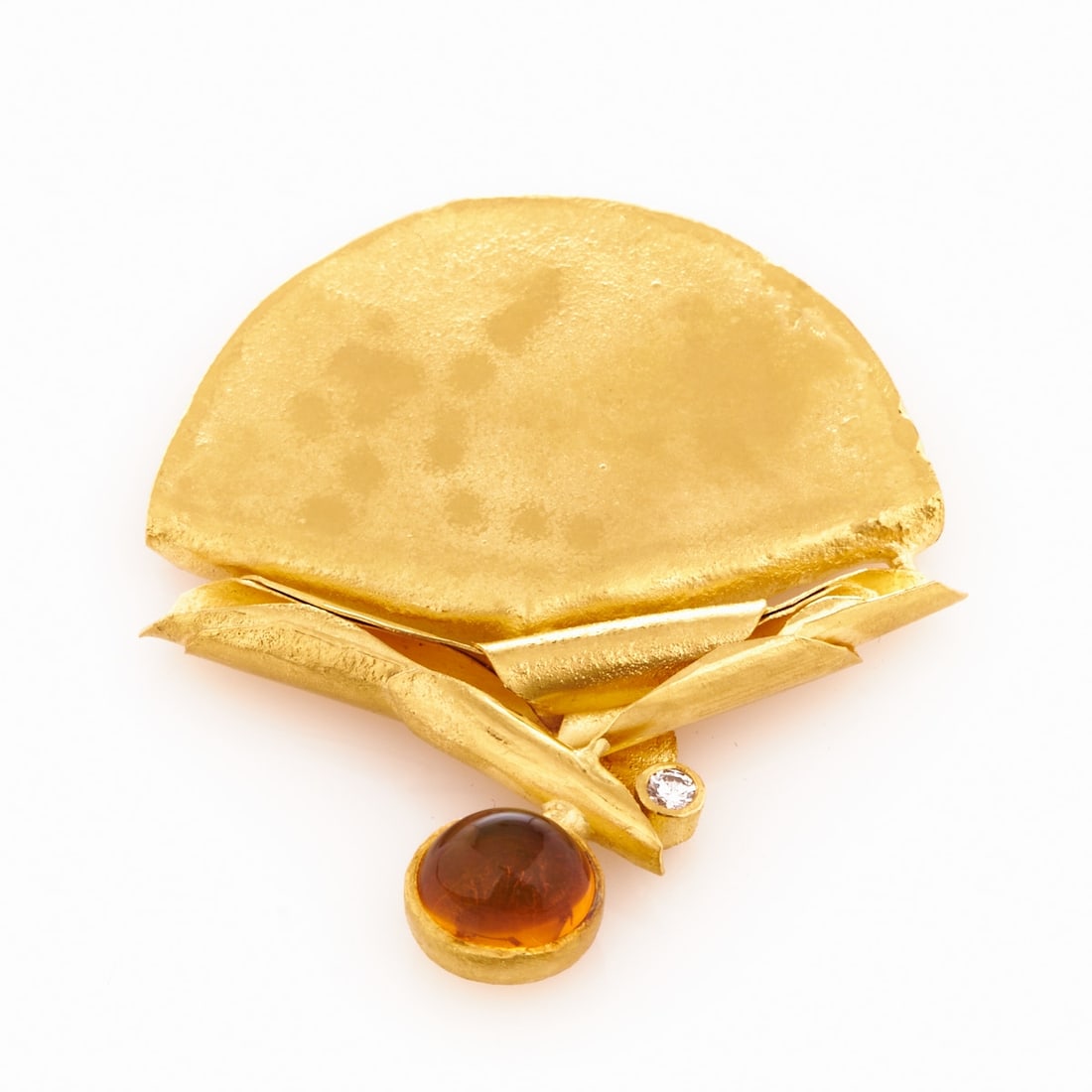 Wilhelm Buchert - Designer Jewelry: Floral Brooch with Fire Opals and Brilliant: Designer jewelry: Floral brooch with fire opals and brilliant Design: Wilhelm Buchert (1939 Zwickau - 2023 Kiel) Unique piece, from 1977. 900/- fine gold, unstamped, tested. Total weight: 31 g.