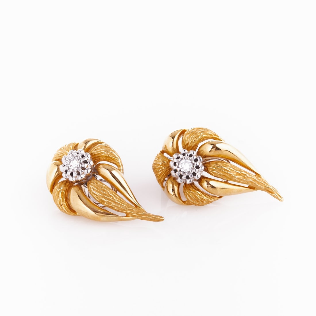 Flower-shaped ear clips: Flower-shaped ear clips Atelier Goldbaur, design and manufacture. Handmade. 750/- yellow gold and white gold, stamped. Total weight 17.4 g. Hallmarked: RB Palme (Goldbaur). 2 brilliants totaling