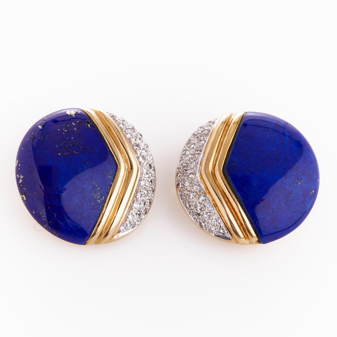 Round Pair of Ear Clips with Lapis Lazuli: Round Pair of Ear Clips with Lapis Lazuli 750/- yellow gold, stamped. Total weight 22.2 g. 2 lapis lazuli. Approximately 62 brilliant-cut diamonds totaling approx. 0.5 ct. Diameter 2.5 cm. Clip. Very