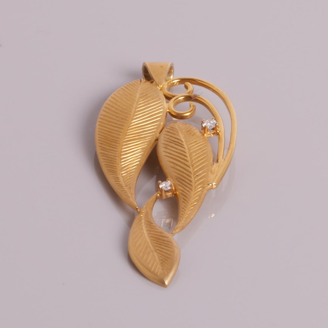 Floral Pendant with Brilliants: Floral Pendant with Brilliants 585/- yellow gold, stamped. Weight: 16.8 g. 2 brilliants totaling approx. 0.15 ct (w/vsi). Dimensions: 7 x 2.8 cm. Loop. Very good condition.