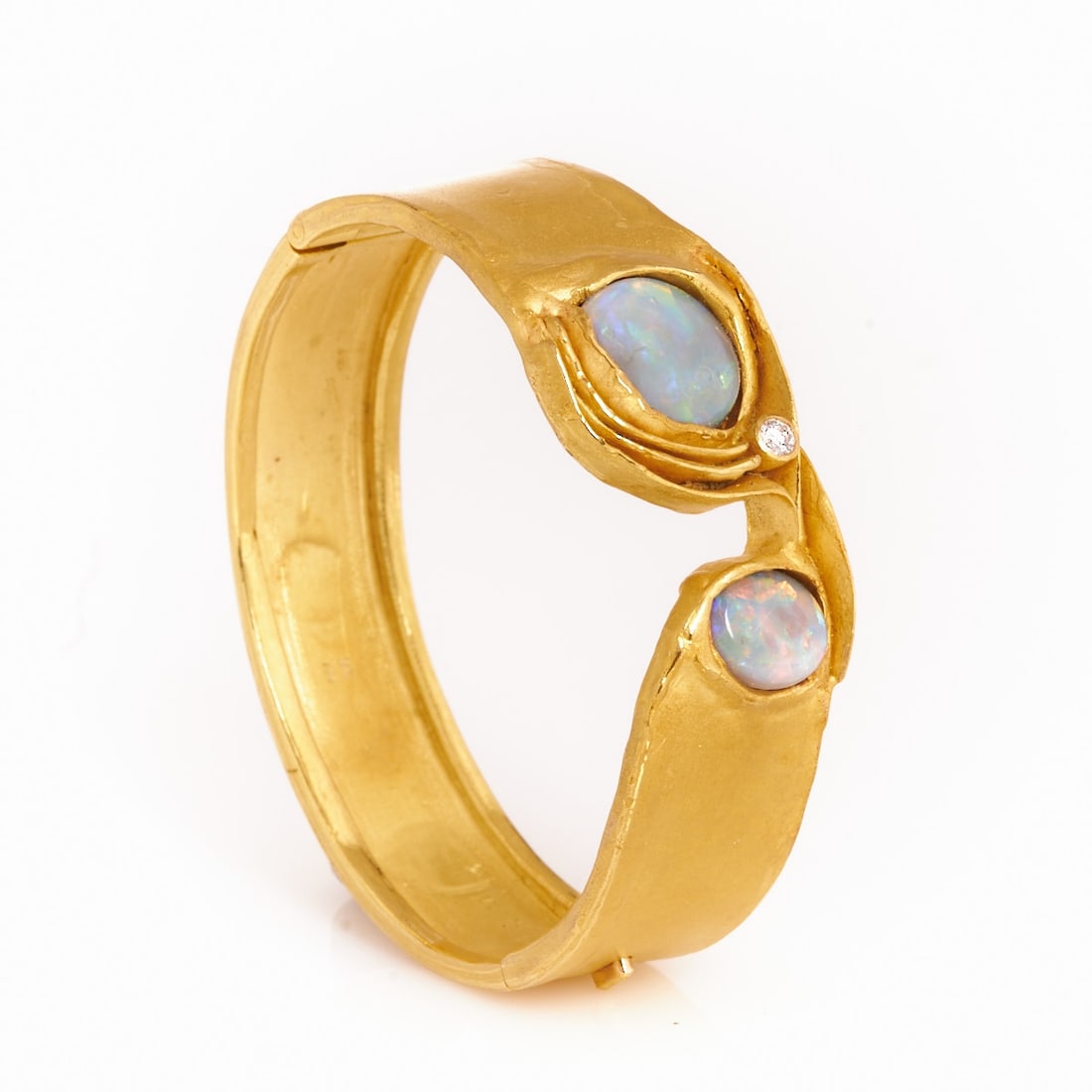 Wilhelm Buchert - Designer Jewelry: Floral Bangle with Two Opals and Brilliant: Designer jewelry: Floral bangle with two opals and brilliant Design: Wilhelm Buchert (1939 Zwickau - 2023 Kiel) Unique piece. 750/- yellow gold, stamped. Total weight: 61.7 g. 1 brilliant approx. 0.1 