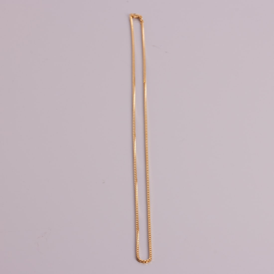 Chain in Yellow Gold: Chain in yellow gold 585/- yellow gold, stamped. Weight: 16.2 g. Length 68 cm. Lobster clasp. Very good condition.