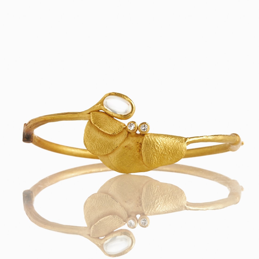 Wilhelm Buchert - Designer Jewelry: Flower-shaped Bangle with Moonstone Cabochon and Diamonds: Designer jewelry: Flower-shaped bangle with moonstone cabochon and diamonds Design: Wilhelm Buchert (1939 Zwickau - 2023 Kiel) Unique piece. 900/- fine gold, unstamped, tested. Total weight: 27.3 g.