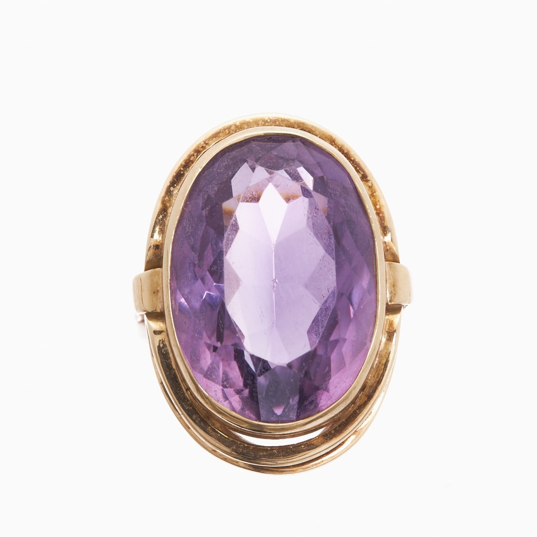 Amethyst Ring: Amethyst ring 585/- yellow gold, unstamped, tested. Total weight: 10.3 g. Large oval faceted amethyst in a simple, raised bezel setting. Ring size 57. Signs of age and wear. Classically designed