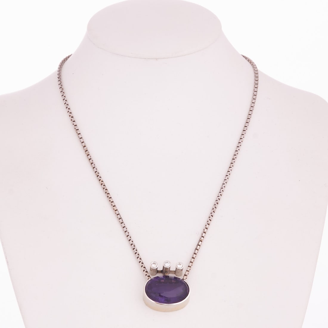 Amethyst pendant with chain: Amethyst pendant with chain Goldschmiede Herbert Bitter, Hanover. Pendant: 750/- white gold, stamped. Pendant weight: 11 g. Hallmark: 750 HB in a circle. 1 oval cut amethyst totalling approx. 13 ct. 3