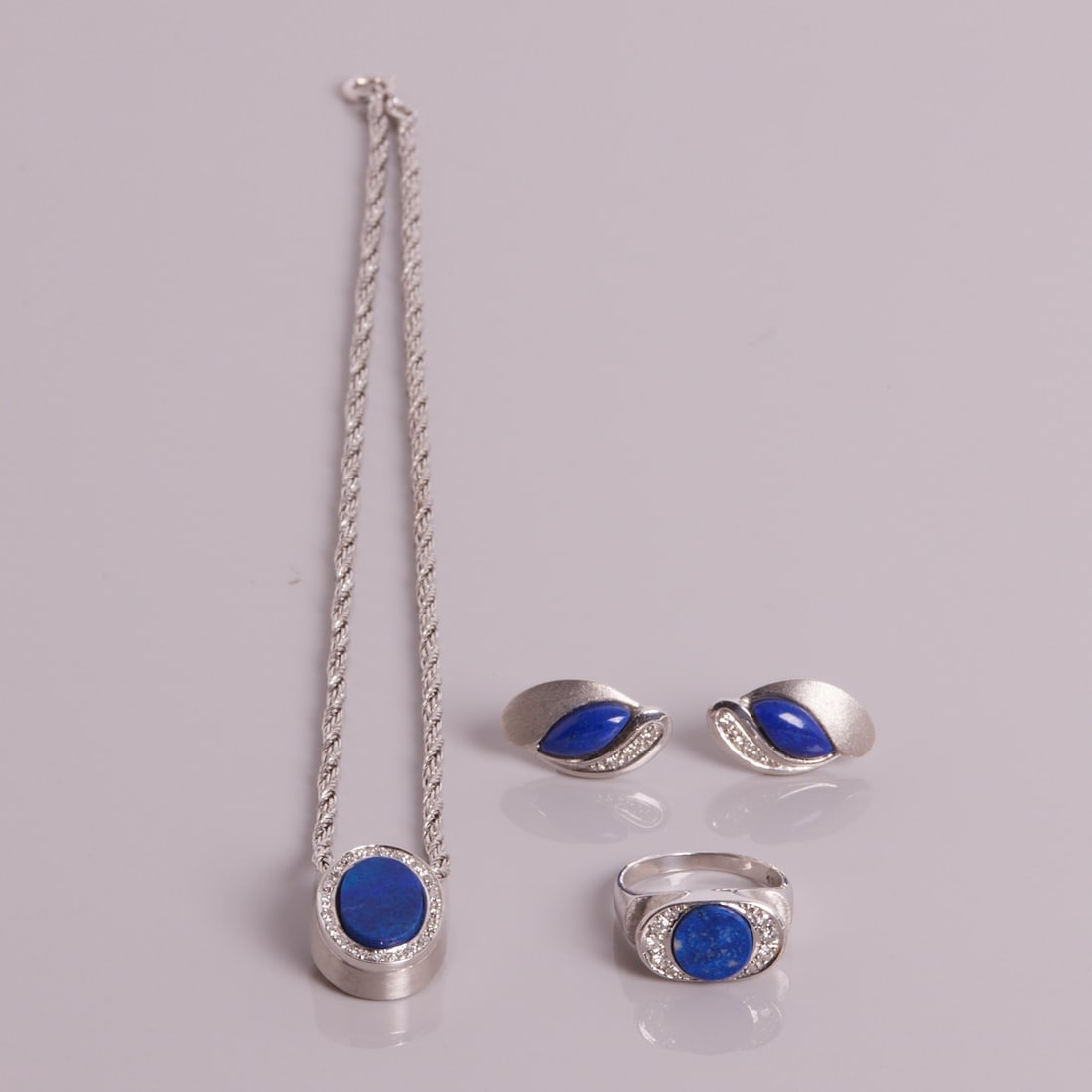 3-piece jewelry set with lapis lazuli: necklace, ring, pair of earrings: 3-piece jewelry set with lapis lazuli: necklace, ring, pair of earrings 585/- white gold, stamped. Total weight: 28.5 g. 4 lapis lazuli stones. Various diamonds. Pendant dimensions: 2 x 1.5 cm. Chain