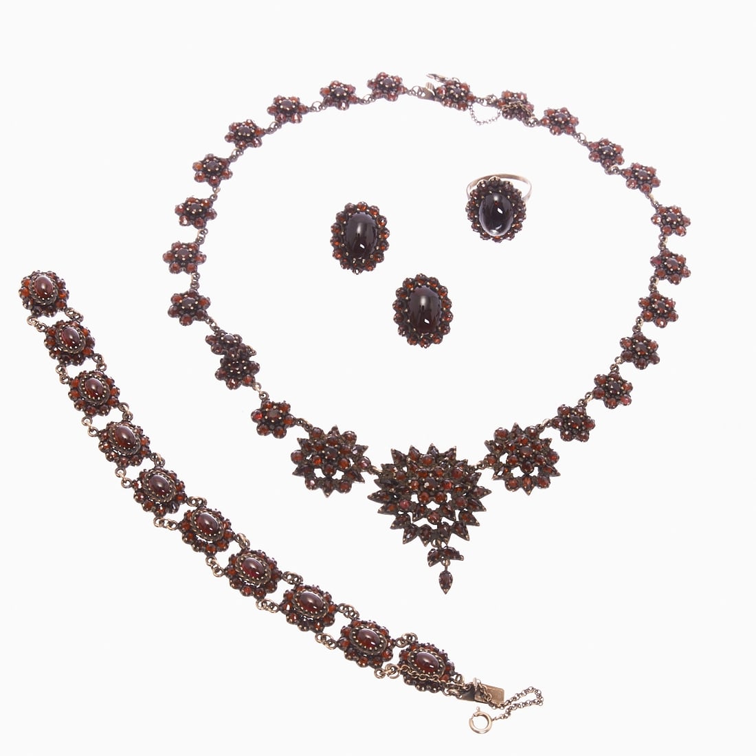 4-piece garnet jewellery set: necklace, bracelet, ring and pair of ear clips: 4-piece garnet jewellery set: necklace, bracelet, ring and pair of ear clips 800/- silver, hallmarked. Various garnets. Total weight: 98 g. Necklace: L. 42.5 cm. W. 1.3 - 4.5 cm. Box clasp, with safet