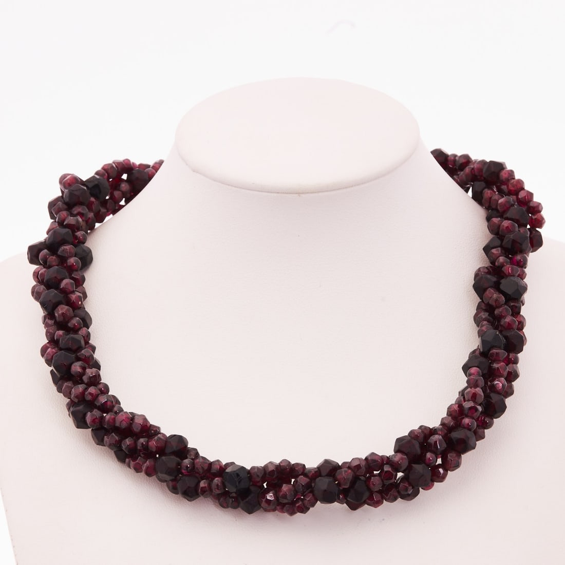 Two-piece garnet necklace and bracelet: Two-piece garnet necklace and bracelet Circa 1900. 925/- silver, hallmarked. Total weight: approx. 143 g. Numerous faceted garnets of different sizes, crafted into multi-row, sculptural strands.