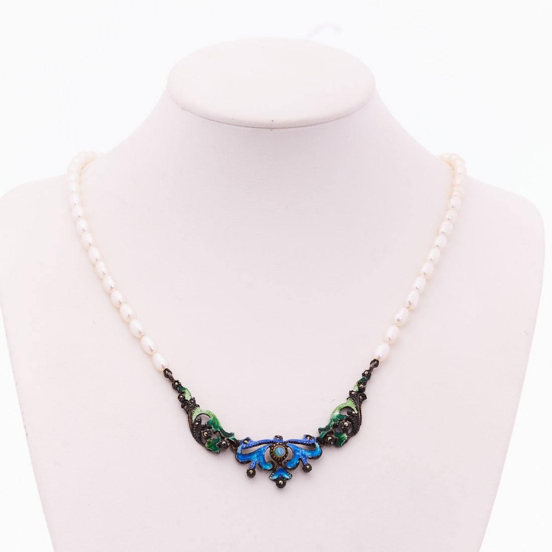 Enamel pearl necklace: Enamel pearl necklace Art Nouveau, circa 1900. 925/- silver, hallmarked. Total weight: 15.6 g. Various pearls. Likely a small opal and numerous marcasites. Polychrome enamel in vibrant blue and green