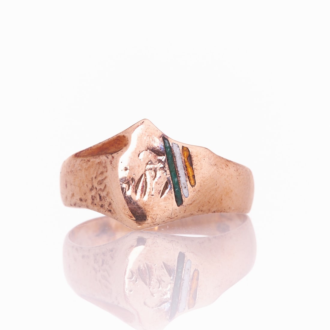 Fraternity Ring / Couleur Ring: Fraternity Ring / Couleur Ring 333/- rose gold, stamped. Total weight: 3.7 g. Enamel. Ring size 56. Signs of age and wear, enamel partly rubbed.Wide band ring with colored 'Couleur' stripes in green,