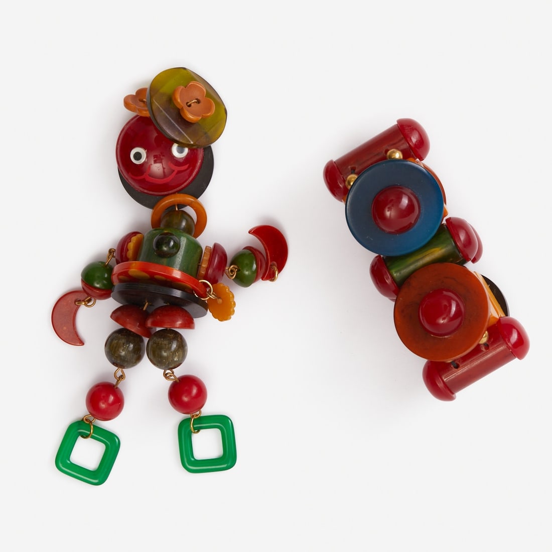 JAN CARLIN - Figural Crib Toy Brooch ''Little Girl'' and Bracelet: JAN CARLIN - Figural Crib Toy Brooch ''Little Girl'' and Bracelet Design: Jan Carlin. Made from recycled vintage bakelite. Weight: 184 g. Brooch L. approx. 17 cm. Bracelet inner D. approx. 5.5 cm.