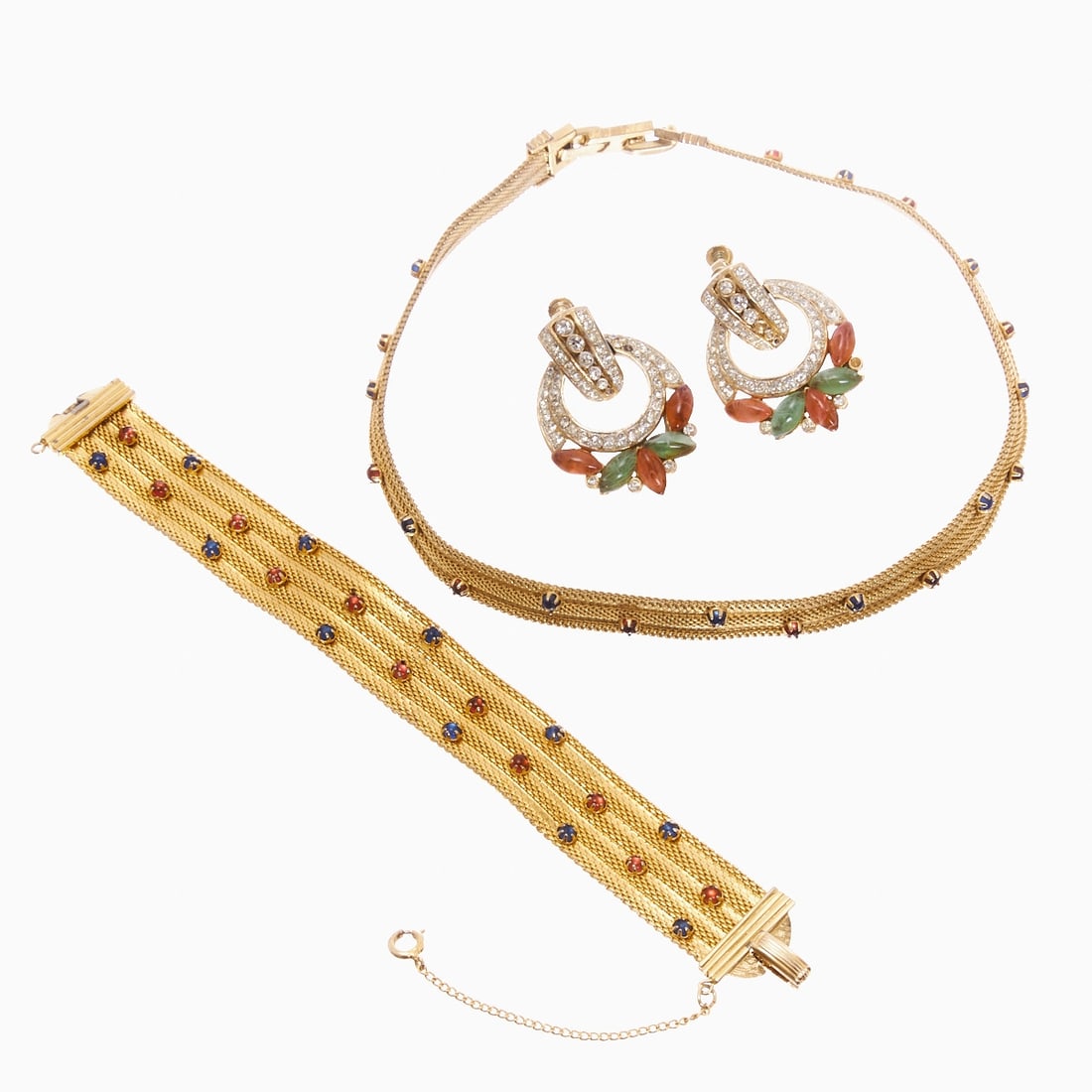 TRIFARI Alfred Philippe - Vintage Jewelry Set (3 pieces): TRIFARI Alfred Philippe - Vintage Jewelry Set (3 pieces) Necklace, bracelet and pair of ear clips. New York, circa 1960. Metal, gold-colored. Rhinestones. Faux sapphires. Faux rubies. Necklace L.