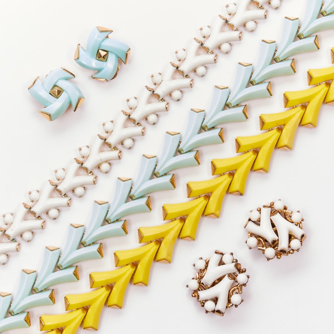 TRIFARI - Vintage parure with milk glass in yellow, blue, and white (5 pieces) (1 of 2)